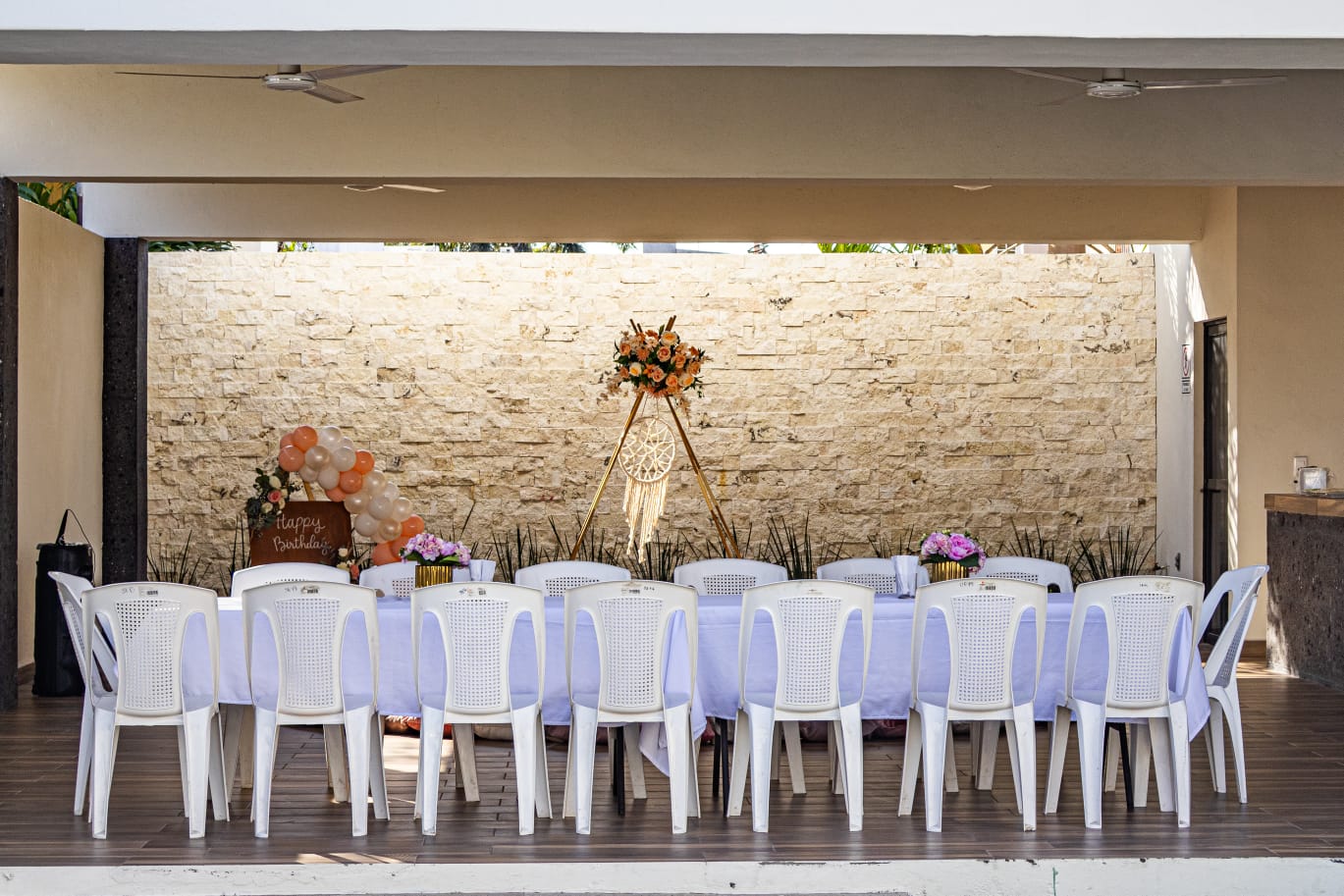 Colocación de mesas para cumpleaños holístico