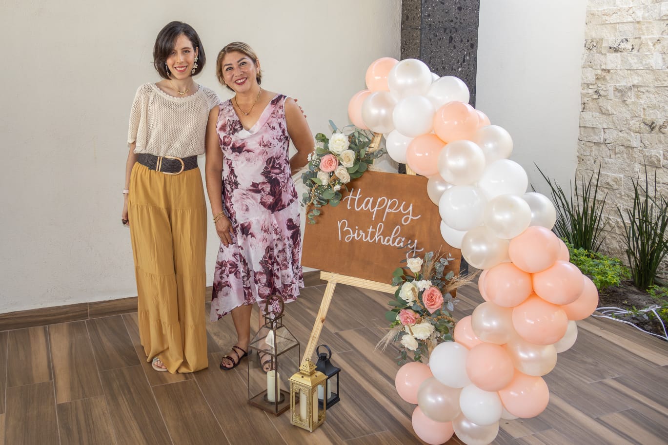 Cumpleañera posando con arco de globos