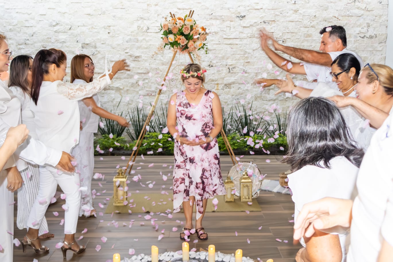 Arrojo de pétalos en cumpleaños holístico